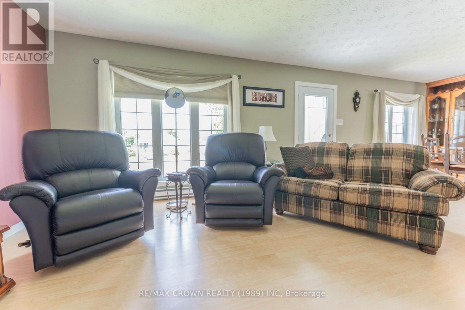 31 King Street, Kapuskasing, ON - Indoor Photo Showing Living Room