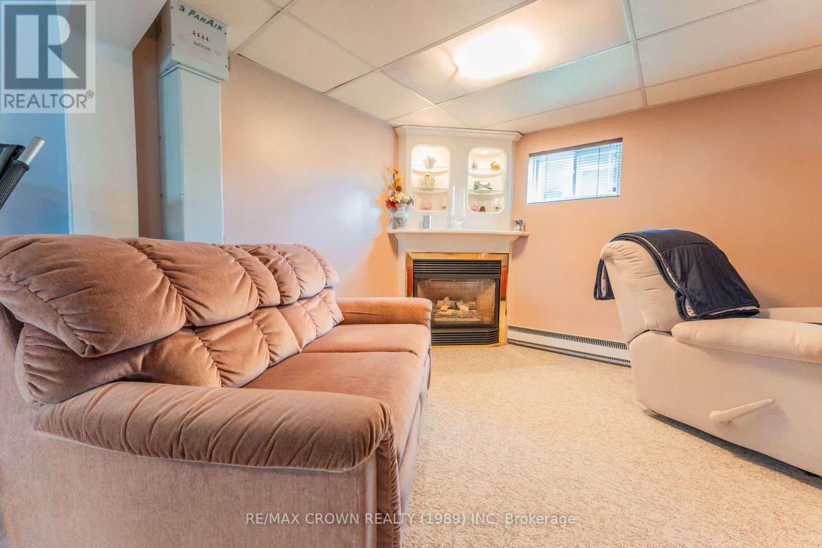 31 King Street, Kapuskasing, ON - Indoor Photo Showing Living Room With Fireplace