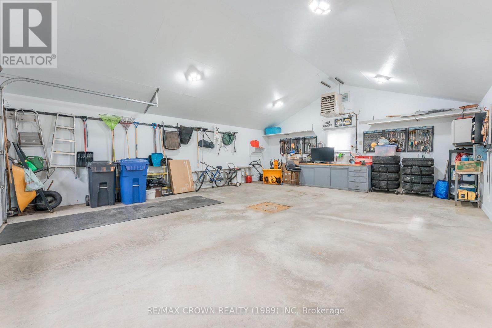 31 King Street, Kapuskasing, ON - Indoor Photo Showing Garage