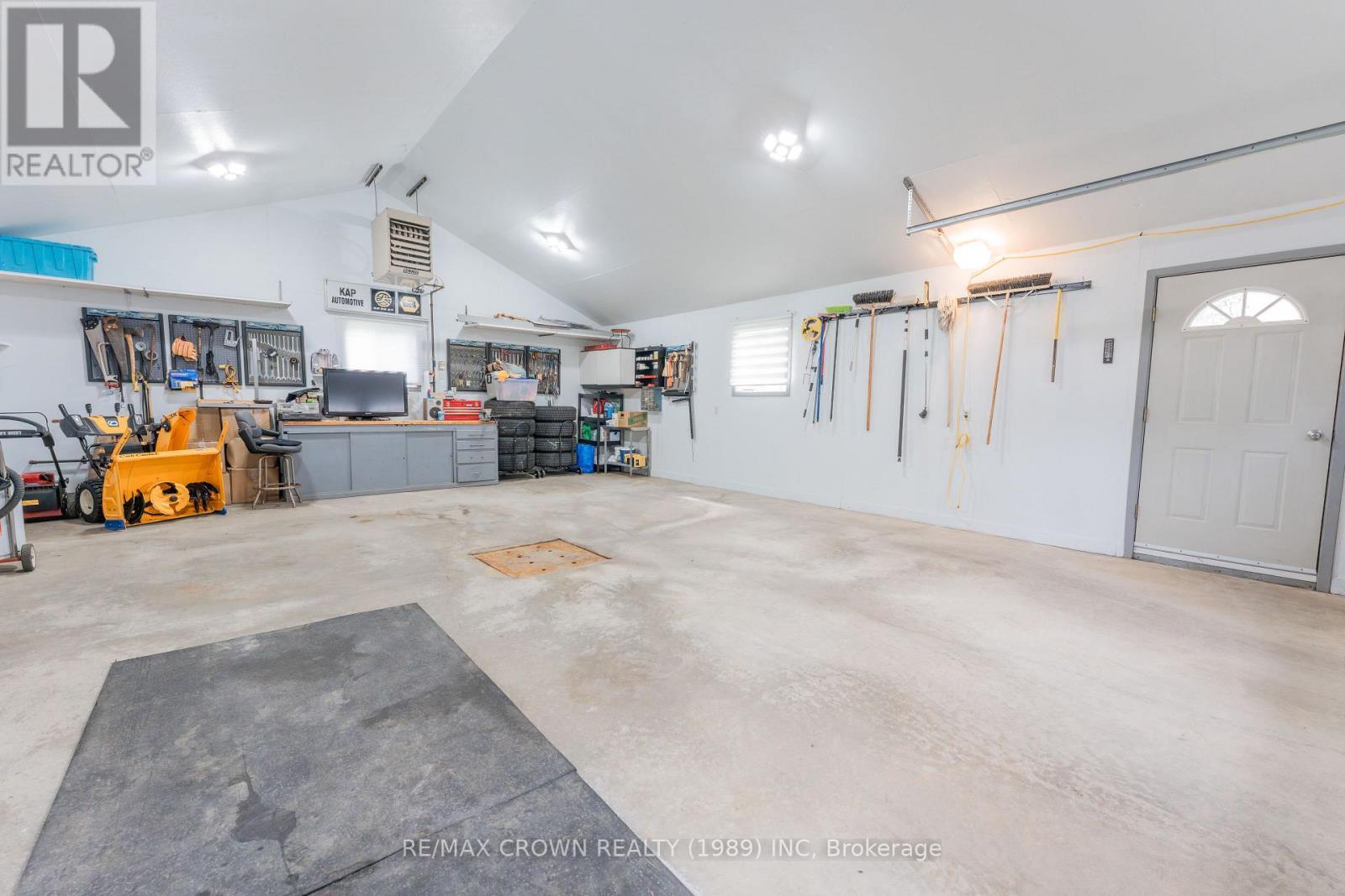 31 King Street, Kapuskasing, ON - Indoor Photo Showing Garage