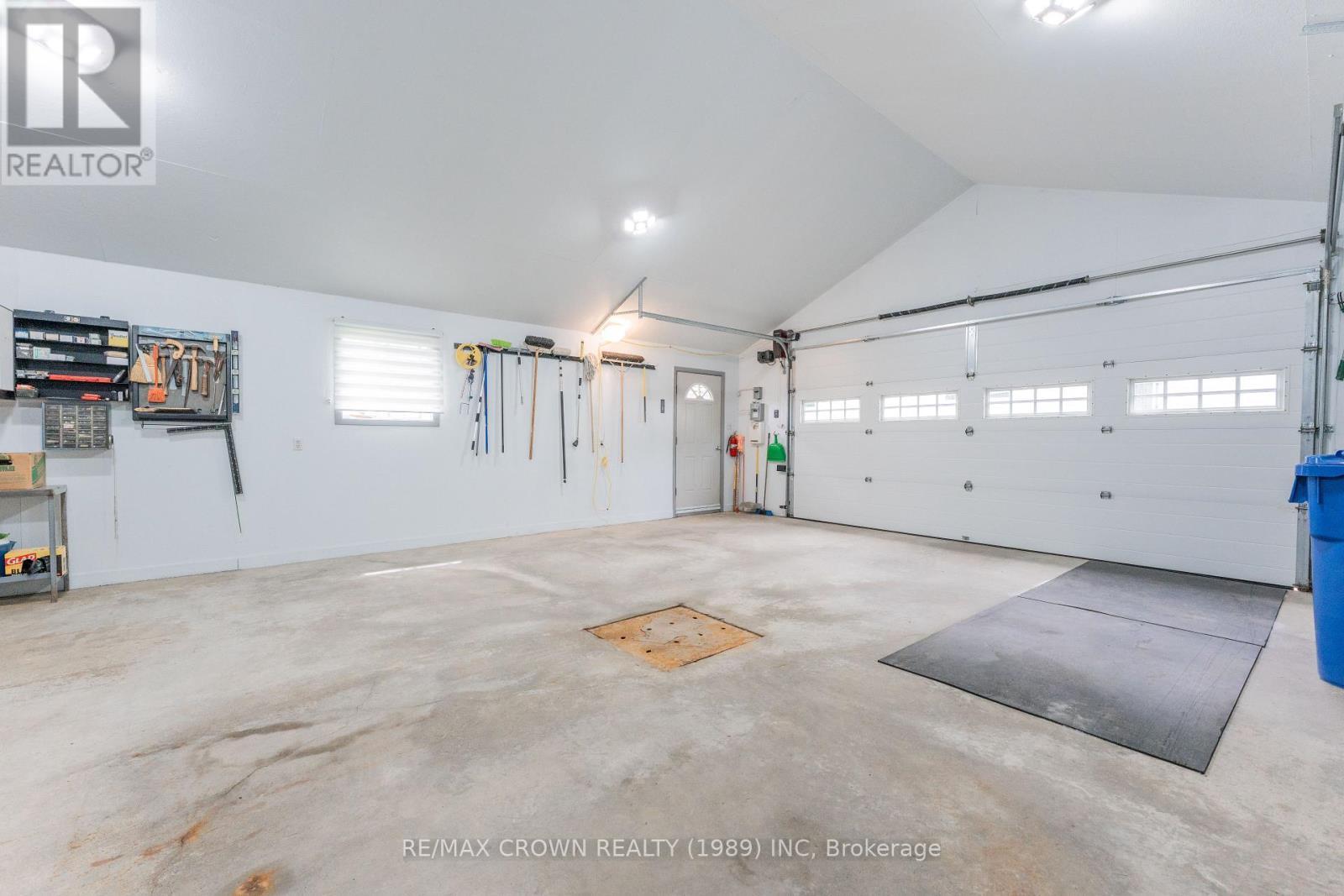 31 King Street, Kapuskasing, ON - Indoor Photo Showing Garage