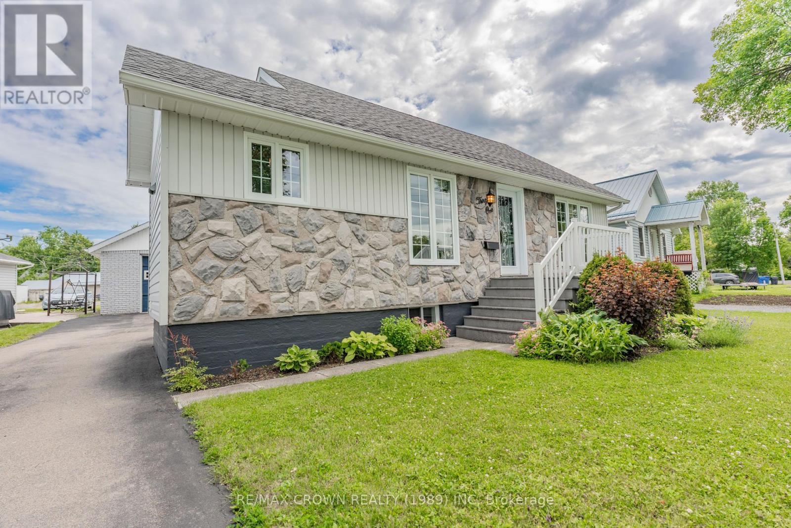 31 King Street, Kapuskasing, ON - Outdoor With Facade