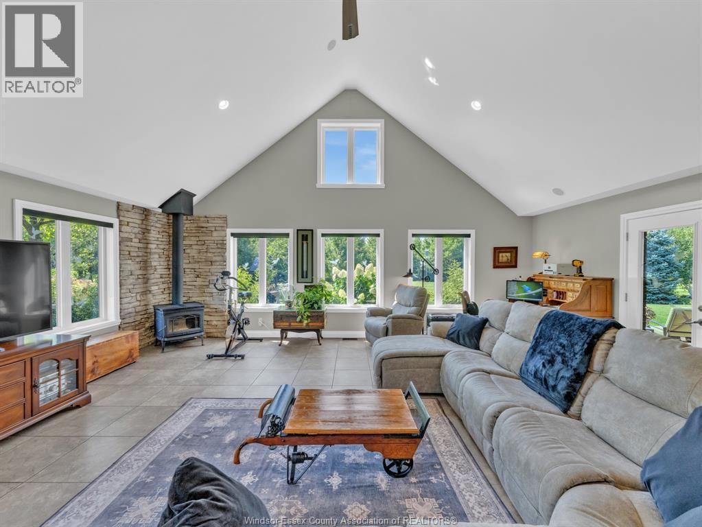 2310 Hickson Rd, Leamington, ON - Indoor Photo Showing Living Room