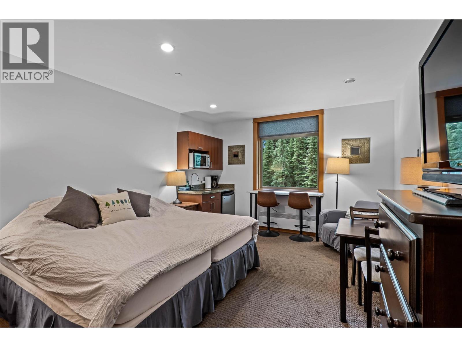 3270 Village Way Unit# 304, Sun Peaks, BC - Indoor Photo Showing Bedroom