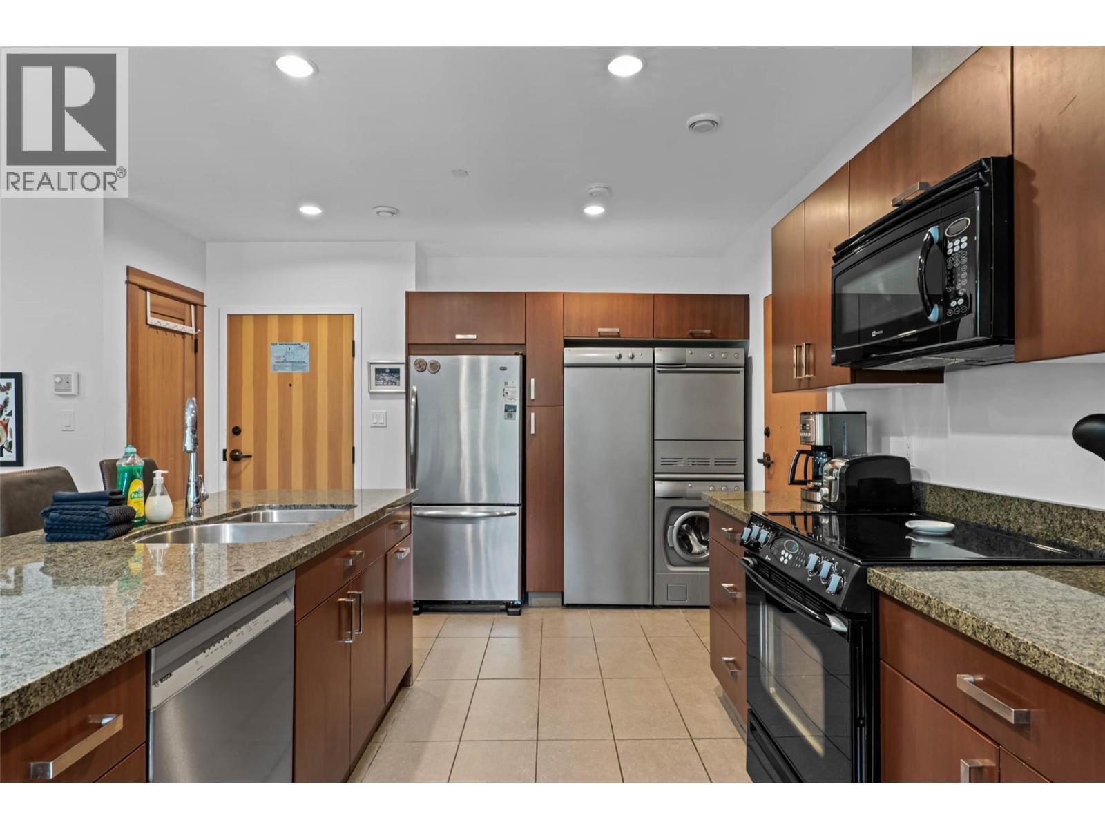 3270 Village Way Unit# 304, Sun Peaks, BC - Indoor Photo Showing Kitchen With Double Sink