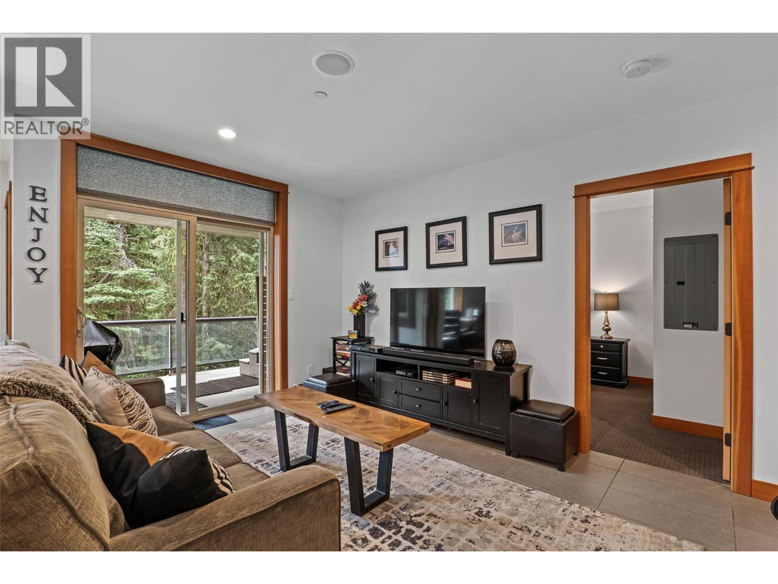 3270 Village Way Unit# 304, Sun Peaks, BC - Indoor Photo Showing Living Room