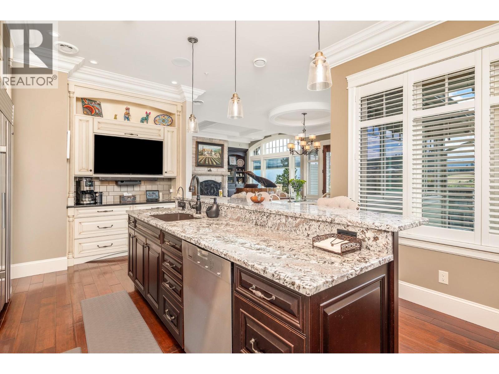 602 Falcon Point Way, Vernon, BC - Indoor Photo Showing Kitchen With Upgraded Kitchen