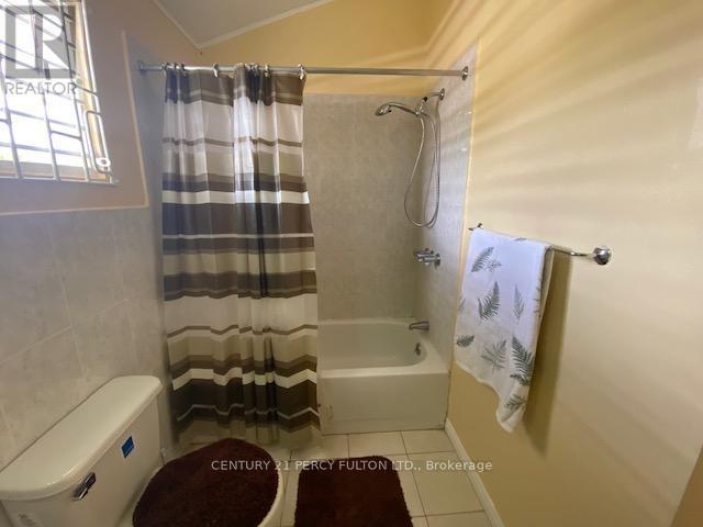 2 Moltan Close E, Jamaica, ON - Indoor Photo Showing Bathroom