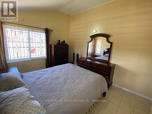 2 Moltan Close E, Jamaica, ON - Indoor Photo Showing Bedroom
