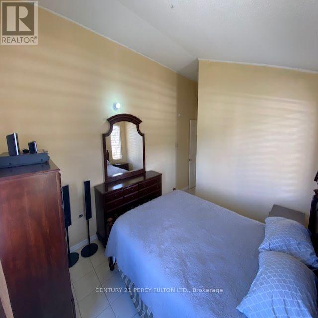 2 Moltan Close E, Jamaica, ON - Indoor Photo Showing Bedroom