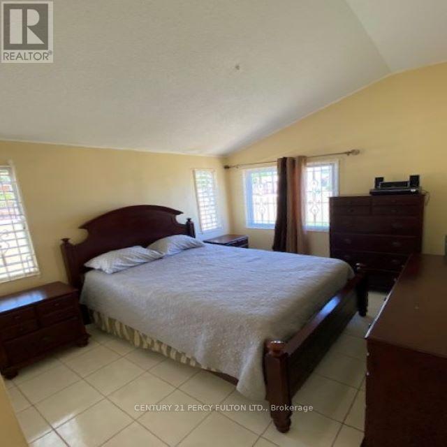 2 Moltan Close E, Jamaica, ON - Indoor Photo Showing Bedroom