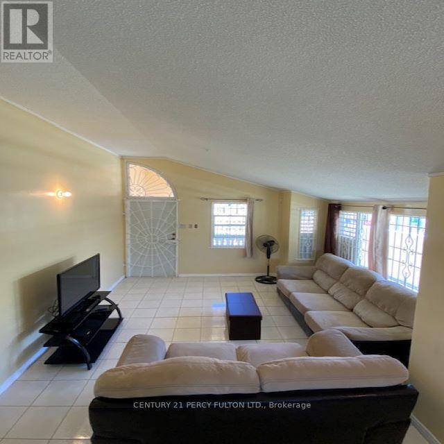 2 Moltan Close E, Jamaica, ON - Indoor Photo Showing Living Room