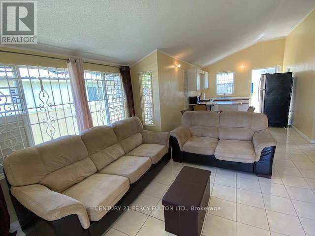 2 Moltan Close E, Jamaica, ON - Indoor Photo Showing Living Room