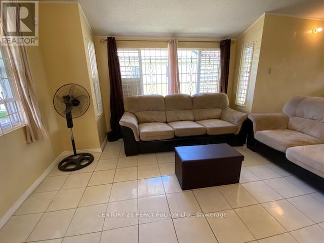 2 Moltan Close E, Jamaica, ON - Indoor Photo Showing Living Room