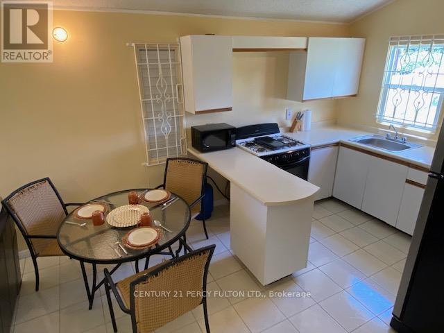 2 Moltan Close E, Jamaica, ON - Indoor Photo Showing Kitchen