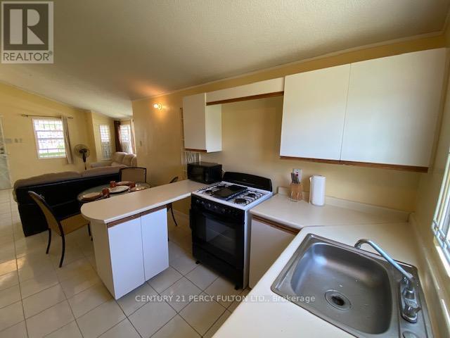 2 Moltan Close E, Jamaica, ON - Indoor Photo Showing Kitchen