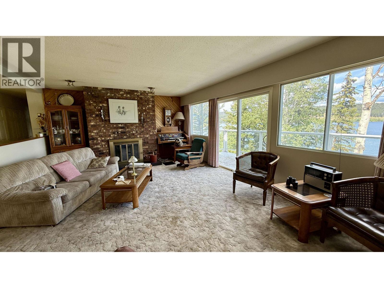 6367 Mulligan Drive, Horse Lake, BC - Indoor Photo Showing Living Room With Fireplace