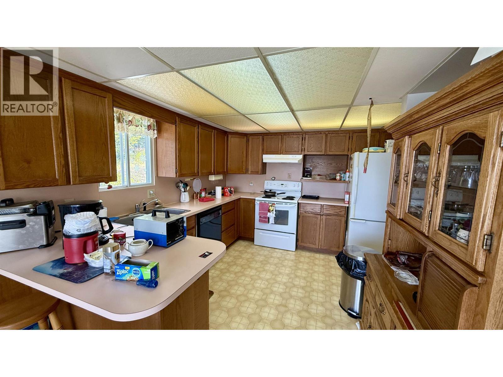 6367 Mulligan Drive, Horse Lake, BC - Indoor Photo Showing Kitchen