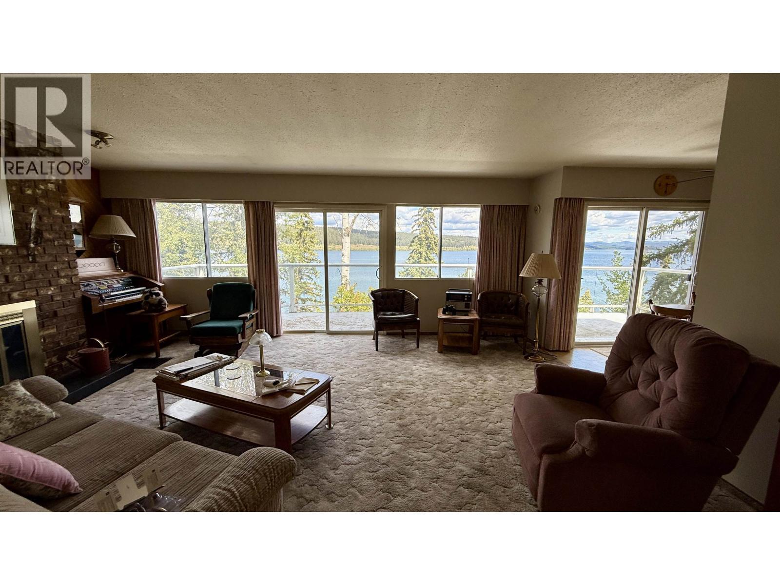 6367 Mulligan Drive, Horse Lake, BC - Indoor Photo Showing Living Room