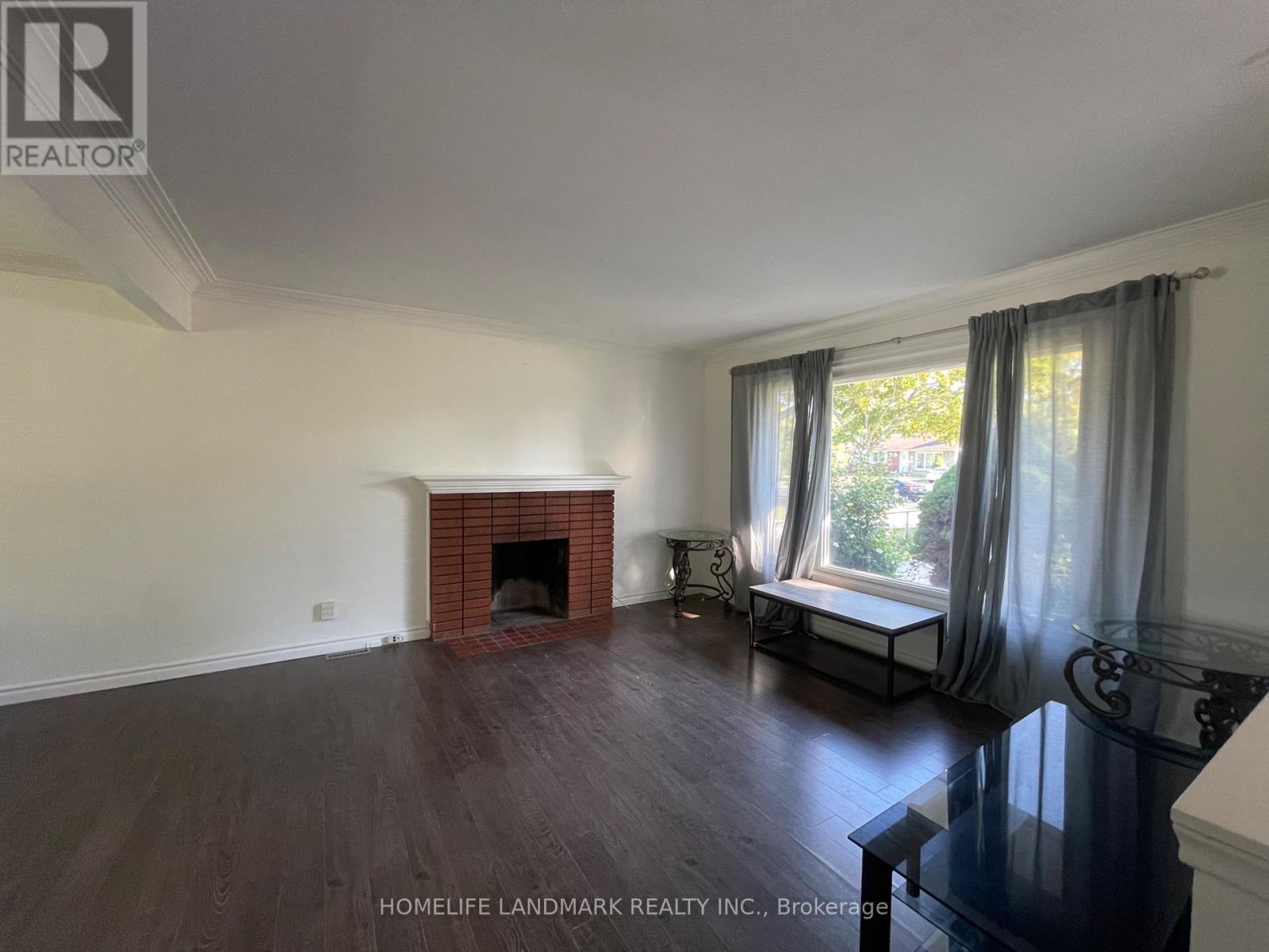 11 Byrne Boulevard, St. Catharines, ON - Indoor Photo Showing Living Room With Fireplace