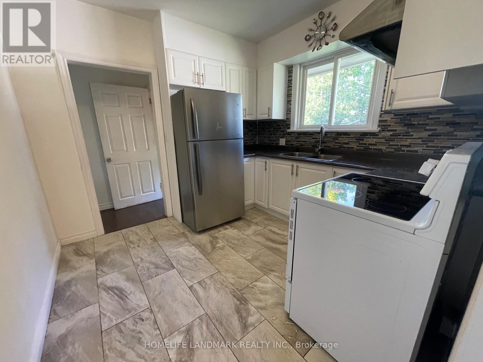 11 Byrne Boulevard, St. Catharines, ON - Indoor Photo Showing Kitchen With Double Sink