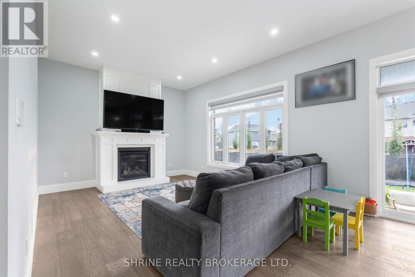108 Watts Drive, Lucan Biddulph (Lucan), ON - Indoor Photo Showing Living Room With Fireplace