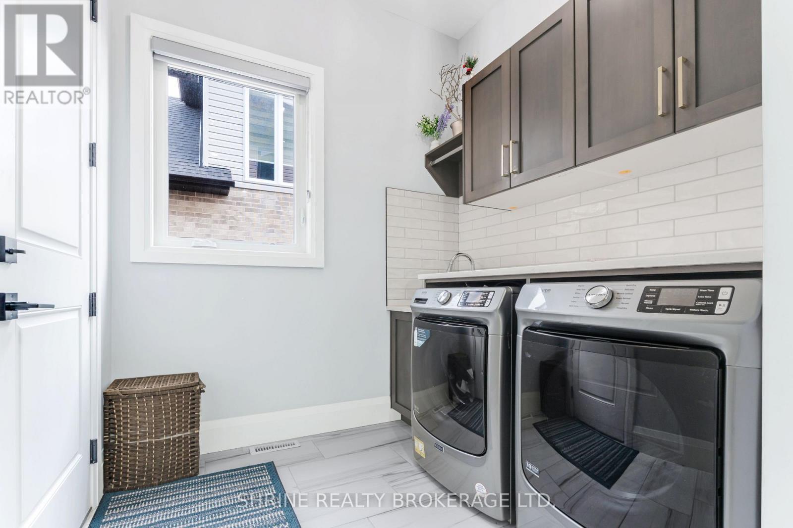108 Watts Drive, Lucan Biddulph (Lucan), ON - Indoor Photo Showing Laundry Room
