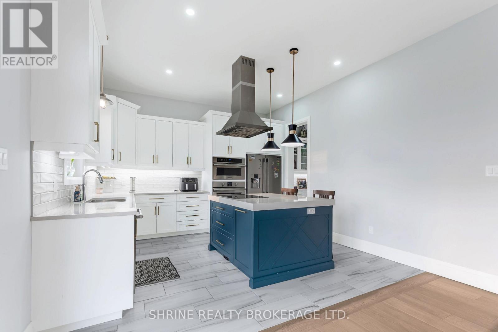 108 Watts Drive, Lucan Biddulph (Lucan), ON - Indoor Photo Showing Kitchen