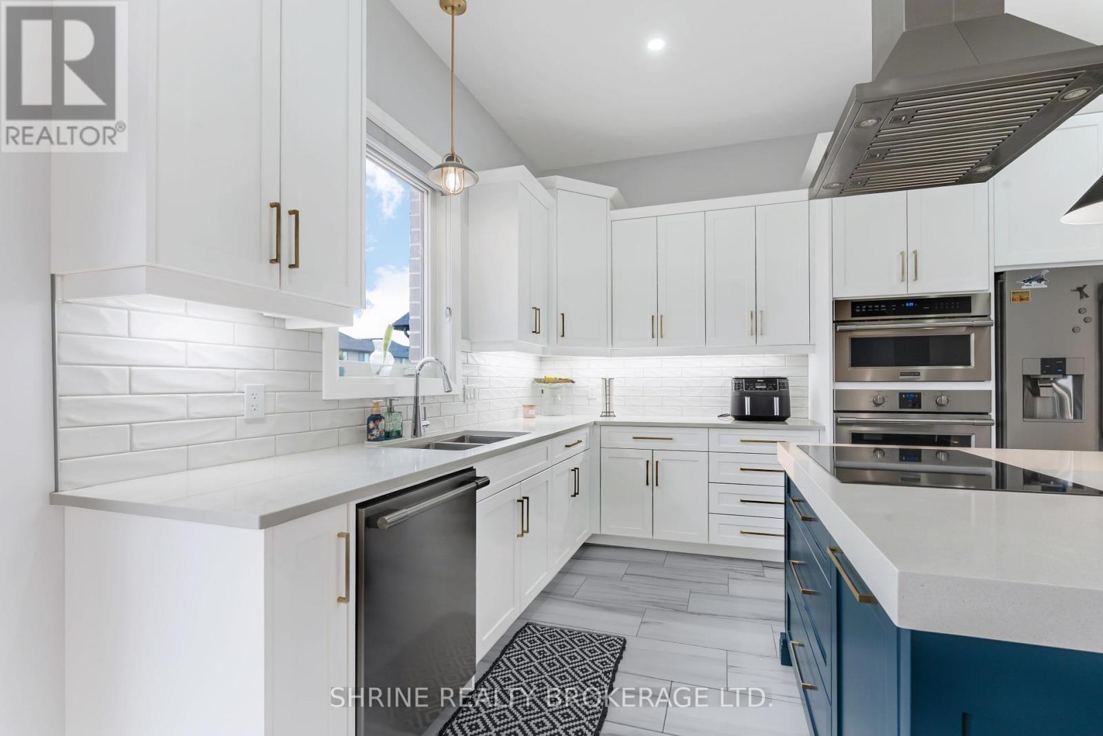 108 Watts Drive, Lucan Biddulph (Lucan), ON - Indoor Photo Showing Kitchen With Upgraded Kitchen