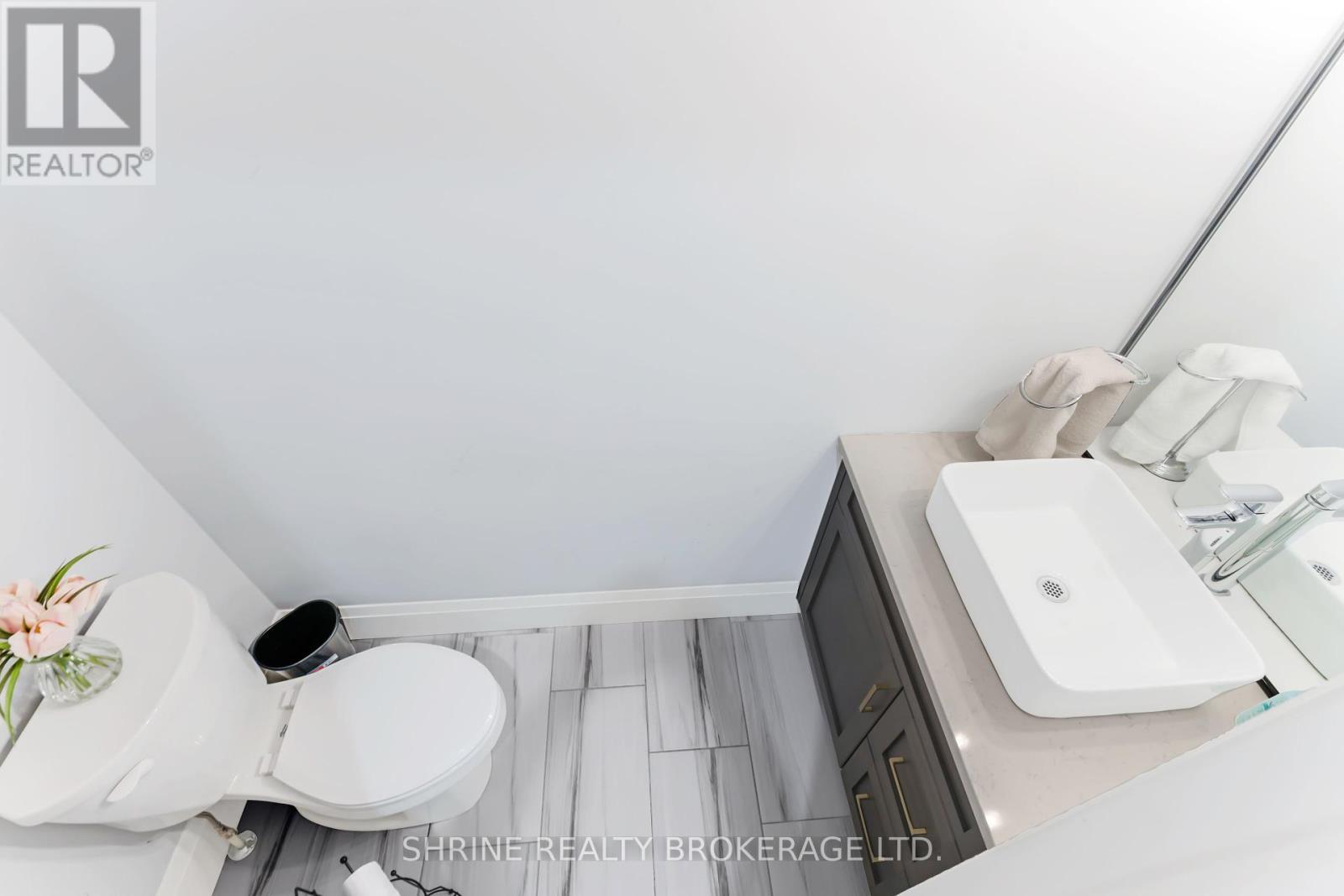 108 Watts Drive, Lucan Biddulph (Lucan), ON - Indoor Photo Showing Bathroom