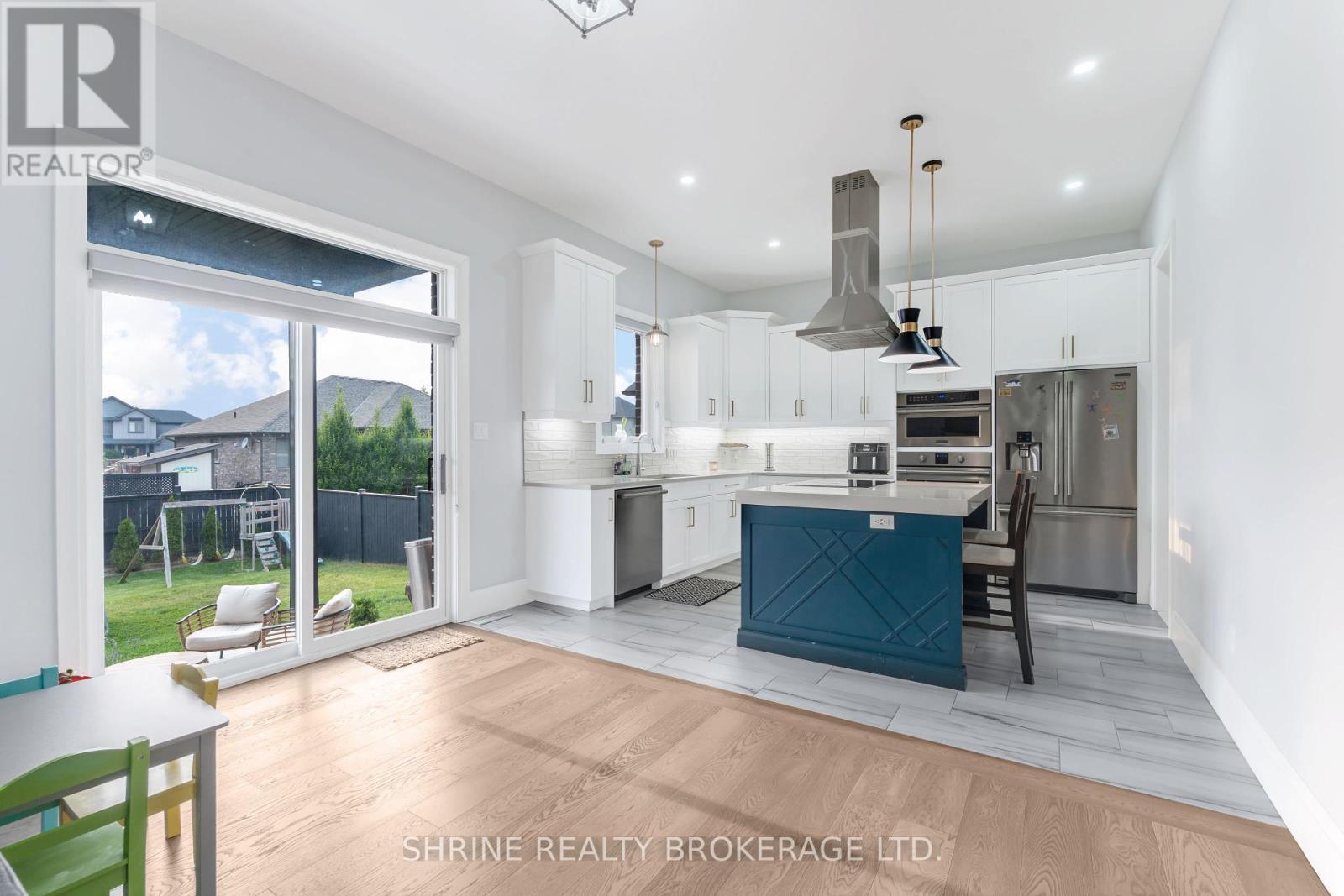 108 Watts Drive, Lucan Biddulph (Lucan), ON - Indoor Photo Showing Kitchen With Upgraded Kitchen