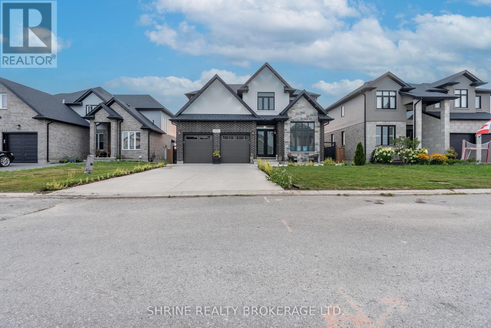 108 Watts Drive, Lucan Biddulph (Lucan), ON - Outdoor With Facade
