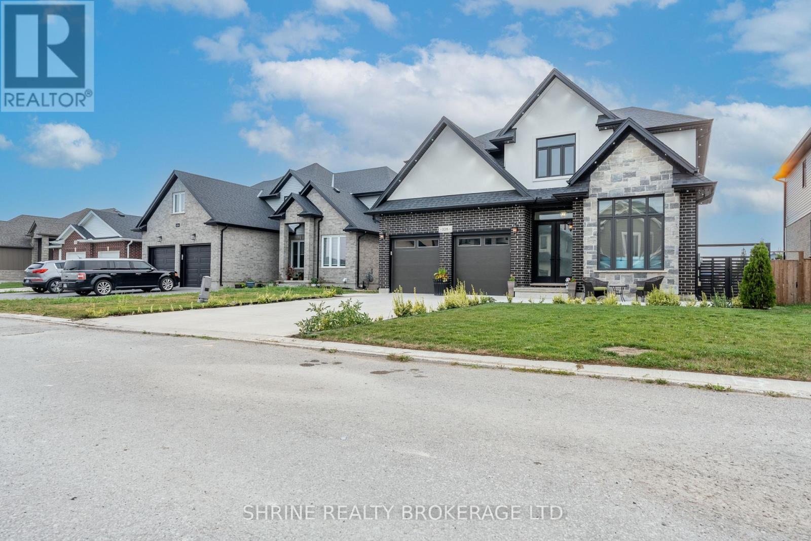 108 Watts Drive, Lucan Biddulph (Lucan), ON - Outdoor With Facade