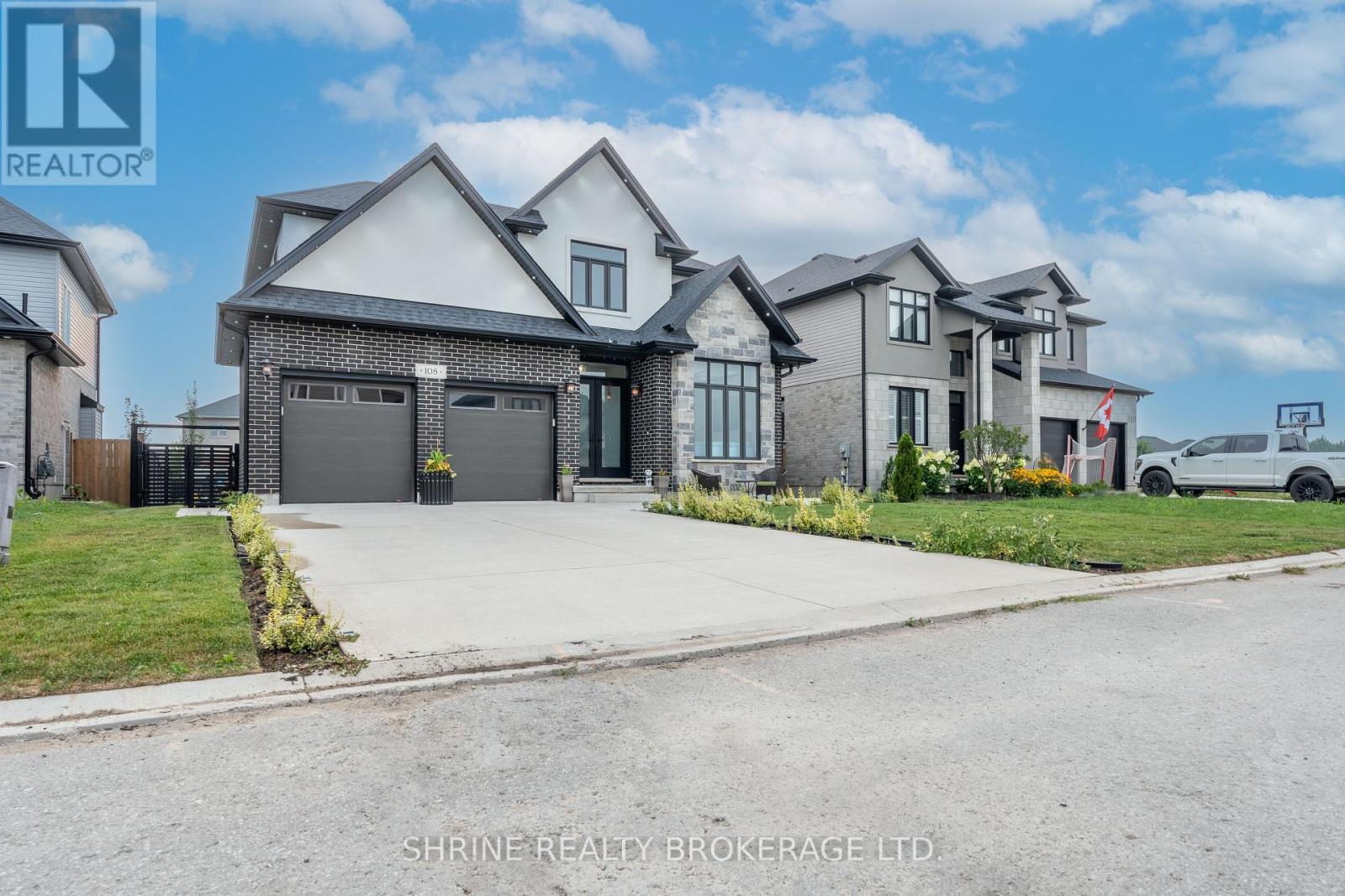 108 Watts Drive, Lucan Biddulph (Lucan), ON - Outdoor With Facade