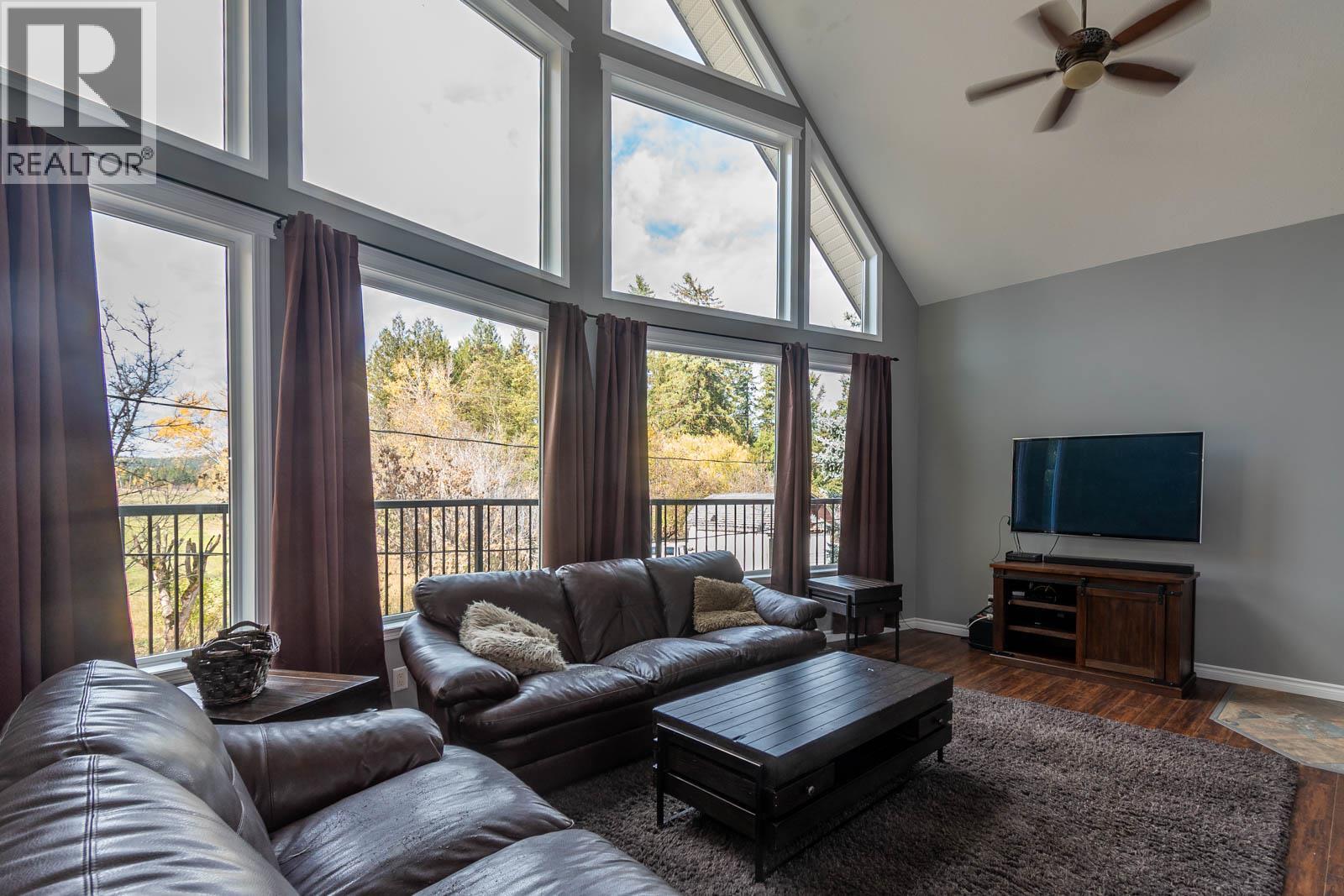 Family Room - 2234 Tappen Notch Hill Road, Tappen, BC - Indoor Photo Showing Living Room