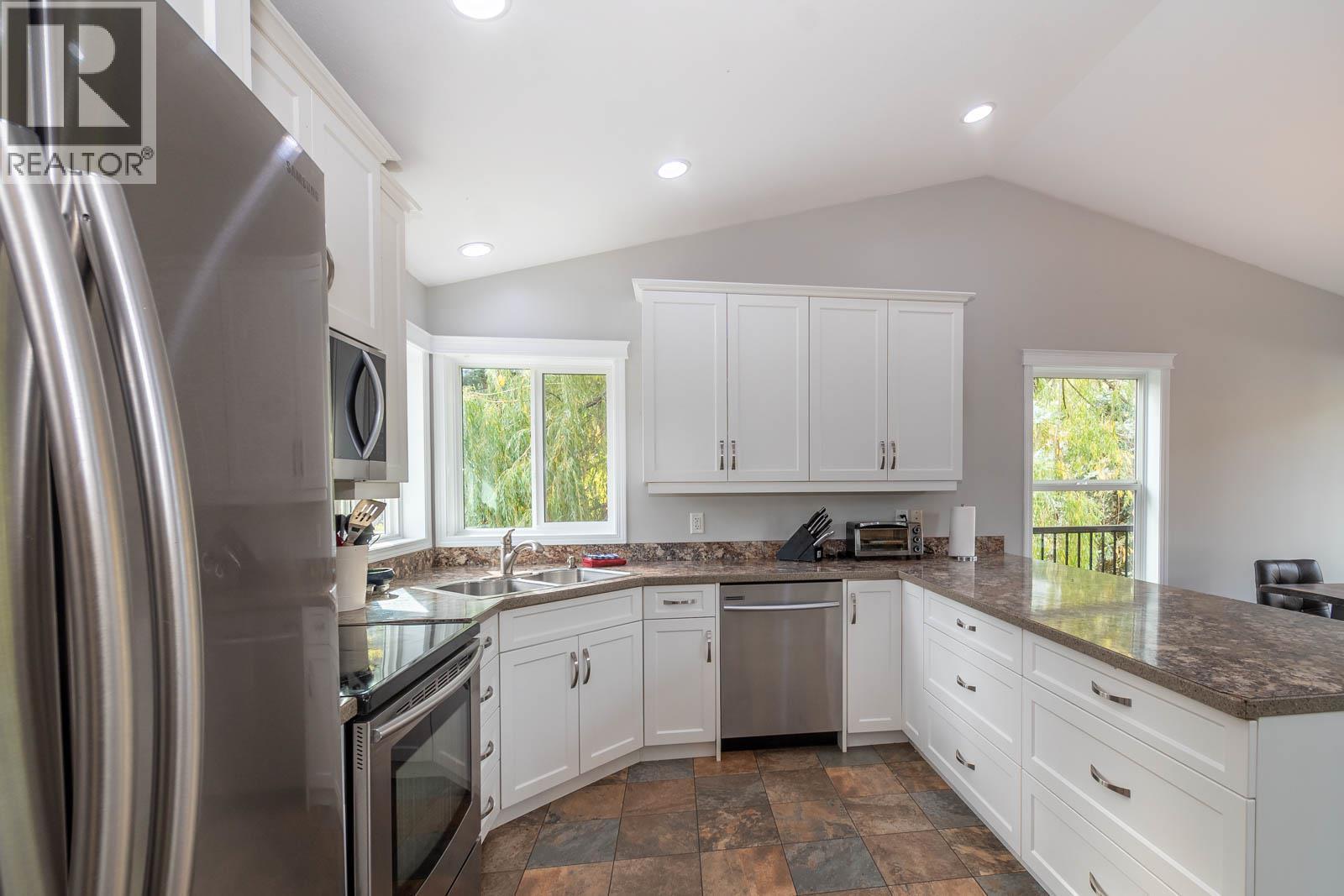 2234 Tappen Notch Hill Road, Tappen, BC - Indoor Photo Showing Kitchen With Upgraded Kitchen