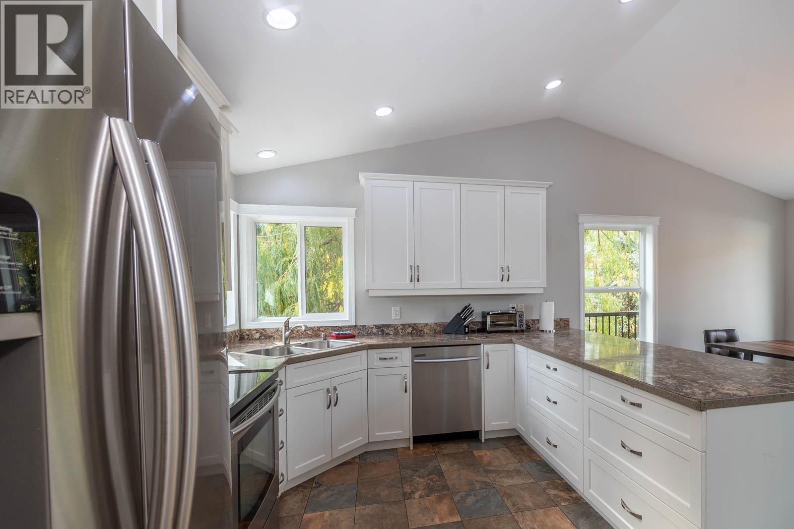 2234 Tappen Notch Hill Road, Tappen, BC - Indoor Photo Showing Kitchen With Upgraded Kitchen