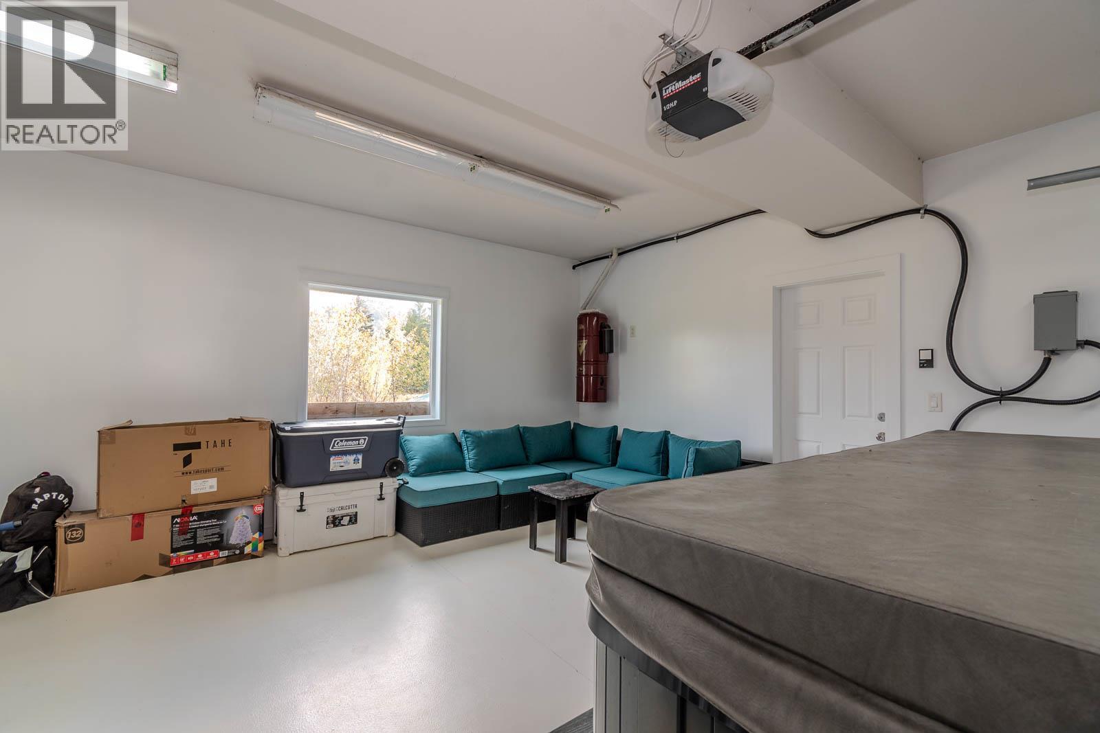 2234 Tappen Notch Hill Road, Tappen, BC - Indoor