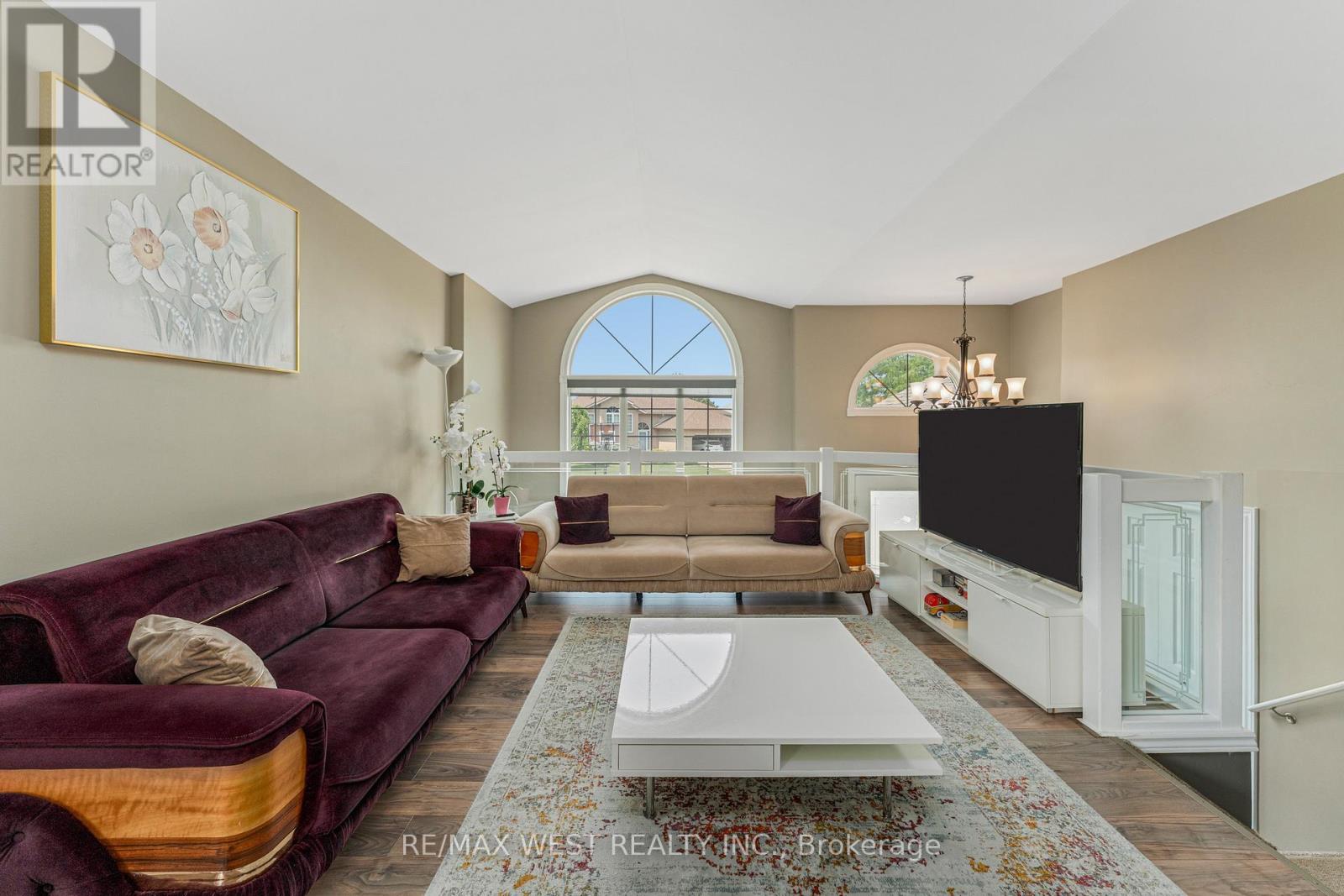 11143 Ancona Crescent, Windsor, ON - Indoor Photo Showing Living Room