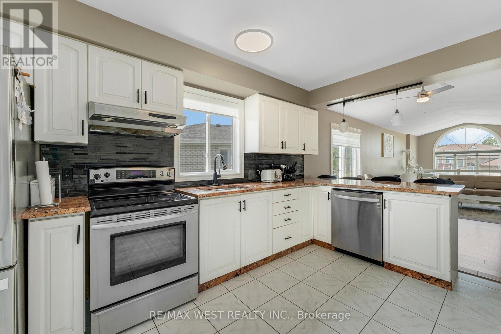 11143 Ancona Crescent, Windsor, ON - Indoor Photo Showing Kitchen