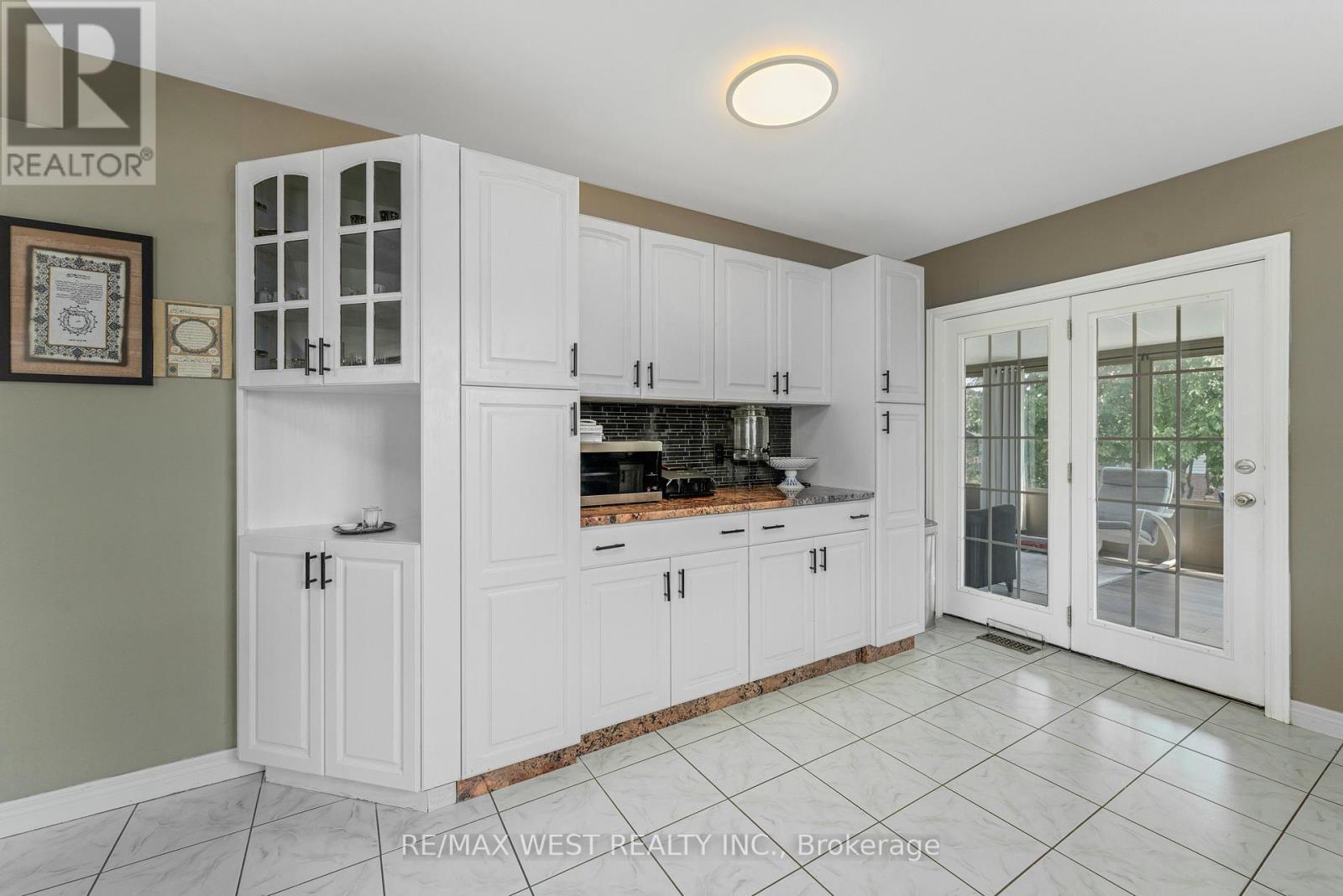 11143 Ancona Crescent, Windsor, ON - Indoor Photo Showing Kitchen