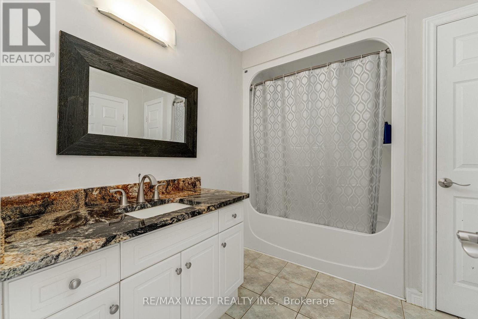 11143 Ancona Crescent, Windsor, ON - Indoor Photo Showing Bathroom