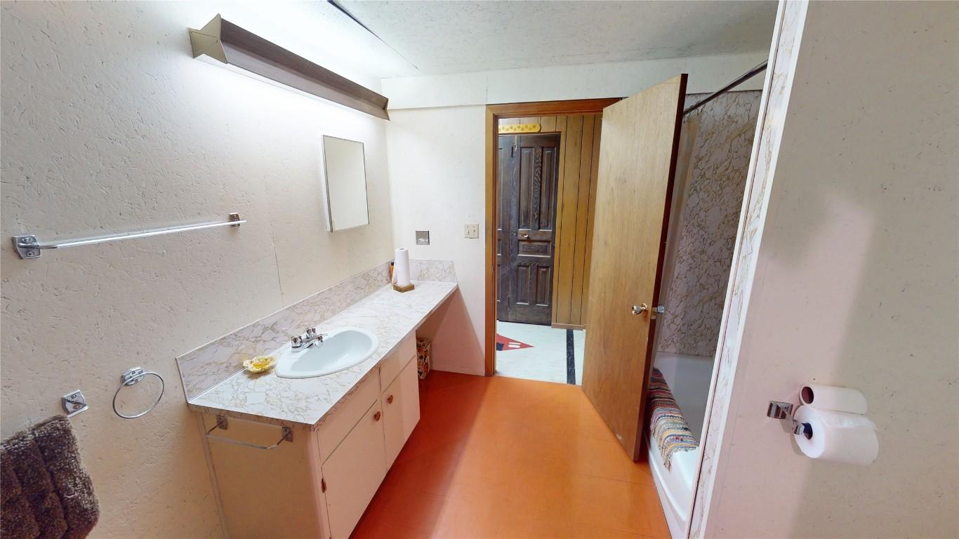 2600 7Th Street, Cranbrook, BC - Indoor Photo Showing Bathroom