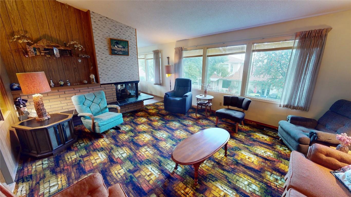 2600 7Th Street, Cranbrook, BC - Indoor Photo Showing Living Room