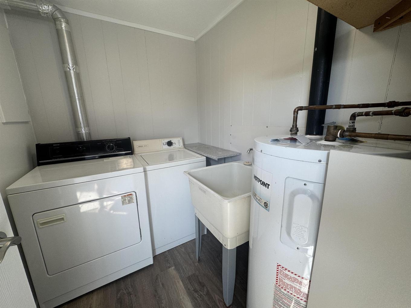 49 Otter Avenue, Manitouwadge, ON - Indoor Photo Showing Laundry Room