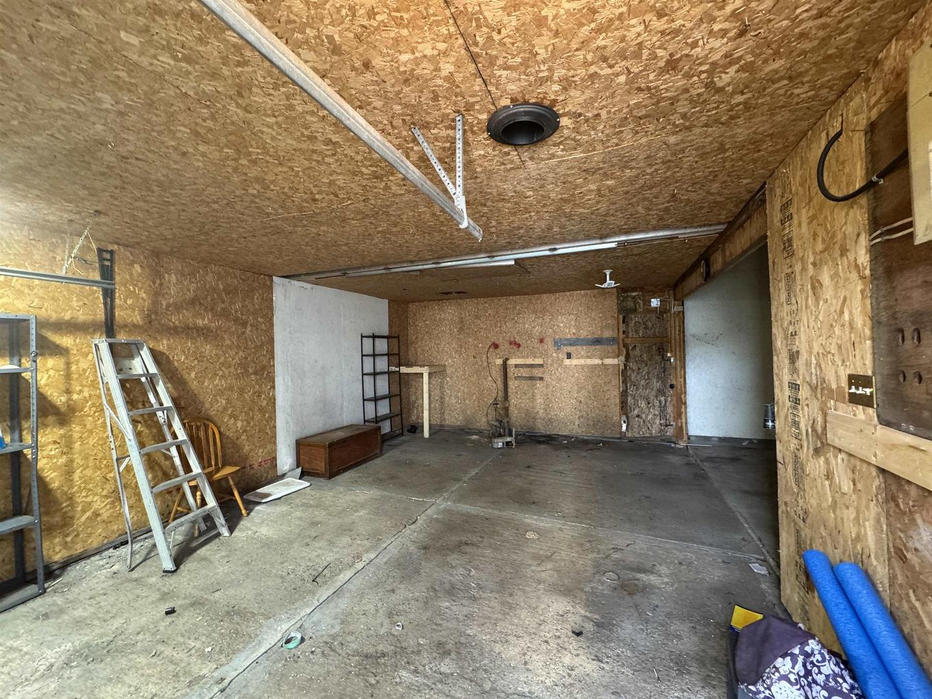 111 Warbler Drive, Manitouwadge, ON - Photo Showing Garage