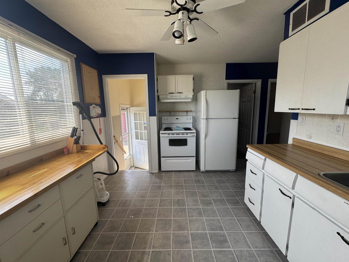 111 Warbler Drive, Manitouwadge, ON - Indoor Photo Showing Kitchen
