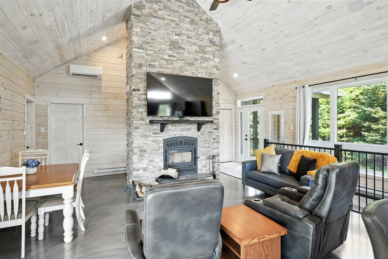 Overall view - 13 Ch. De La Paix, Bowman, QC - Indoor Photo Showing Living Room With Fireplace