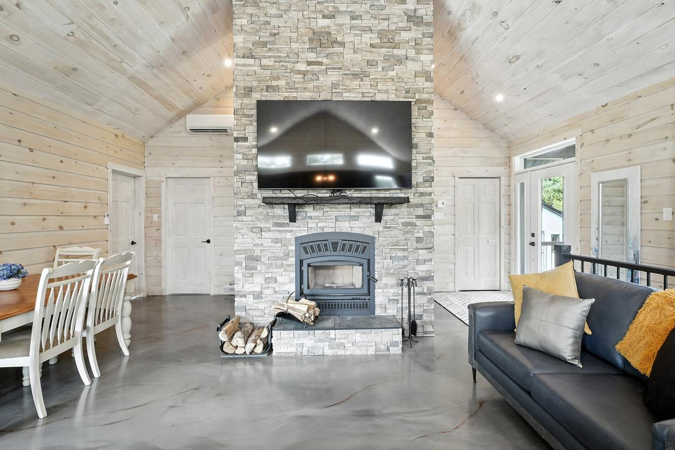 Overall view - 13 Ch. De La Paix, Bowman, QC - Indoor Photo Showing Living Room With Fireplace