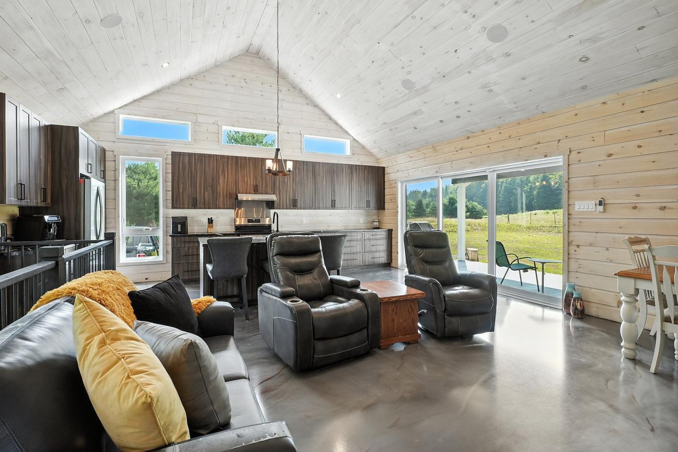 Living room - 13 Ch. De La Paix, Bowman, QC - Indoor Photo Showing Living Room